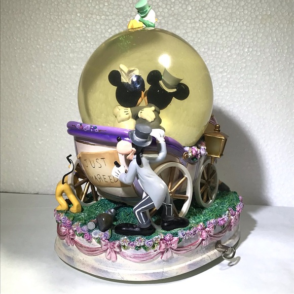 Disney Snow Globe,Just Married Mickey and Minnie Mouse. - Picture 6 of 12